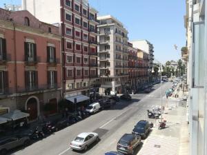 Blick auf eine Straße mit Autos und Gebäuden in der Unterkunft Emanuele Guest House in Bari
