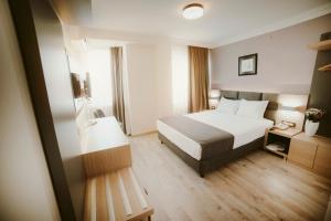 pokój hotelowy z łóżkiem i stołem w obiekcie Helen Hotel w mieście Çanakkale