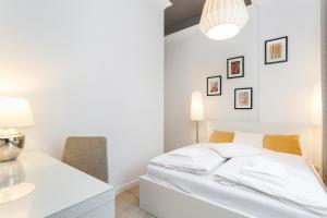 Postel nebo postele na pokoji v ubytování Apartment Krakow Arianska by Renters Prestige