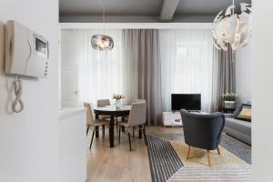 TV a/nebo společenská místnost v ubytování Apartment Krakow Arianska by Renters Prestige + 20 fotografií