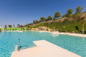 una grande piscina con una collina sullo sfondo di Grand Luxor Hotel a Benidorm