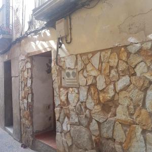 un edificio de piedra con una pared de piedra con altavoz en Apartamento CabezoDoce, en Calahorra