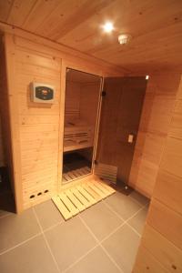 una pequeña sauna en una sala de madera con en Domaine de La Noiseraie, en Rhisnes