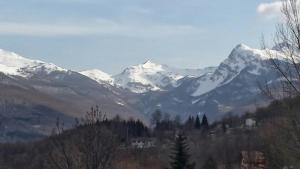 Vista generica sulle montagne o vista sulle montagne dall'interno dell'hotel