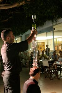 Un uomo sta tenendo una bottiglia in aria di Avanti Hotel a Paphos Altre 16 foto