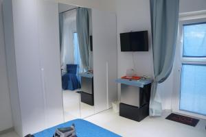 a room with a mirror and a blue rug at affittacamere BABY in La Spezia