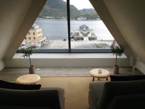 una camera con una grande finestra con vista sull'acqua di Torget Hotell a Måløy