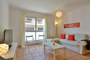 ein Wohnzimmer mit einem Sofa und einem Tisch in der Unterkunft 28 Townhouse 200mts from sea/beach in Palma de Mallorca