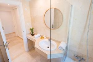 Koupelna v ubytování VACATION MARBELLA I Contemporary Central Apartment, Swimming-pool, 24-7 Security, a minute from the Marina, The Sea and Luxury Shopping