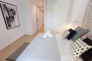 Postel nebo postele na pokoji v ubytování VACATION MARBELLA I Contemporary Central Apartment, Swimming-pool, 24-7 Security, a minute from the Marina, The Sea and Luxury Shopping