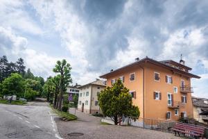 ein Gebäude an der Straßenseite in der Unterkunft Holiday Apartments Val Moena in Cavalese