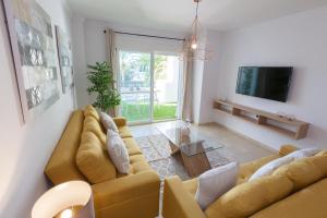 TV a/nebo společenská místnost v ubytování VACATION MARBELLA I Contemporary Central Apartment, Swimming-pool, 24-7 Security, a minute from the Marina, The Sea and Luxury Shopping