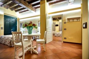 eine Küche und ein Esszimmer mit einem Tisch und Stühlen in der Unterkunft Albergo Trattoria Il Leone in Pomponesco
