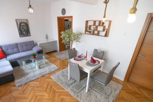 uma sala de estar com mesa e cadeiras em Apartment DOLCE CASA em Varna City