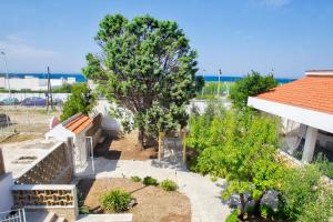 einen Blick über einen Garten mit Bäumen und einem Gebäude in der Unterkunft B&B villa al mare in Giovinazzo