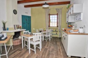 a kitchen and dining room with a table and chairs at B&B villa al mare in Giovinazzo