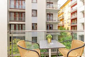 un tavolo e sedie sul balcone di un edificio di Quality Point Apartments a Budapest