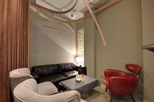 a living room with a couch and two chairs at Albergue Revolutum Hostel in Salamanca