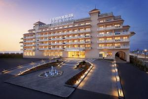 Steigenberger Hotel El Lessan في رأس البر: مبنى الفندق وامامه نافورة