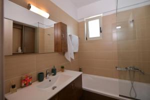 A bathroom at Rethymno City View Apartment