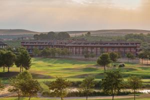 un edificio en un campo de golf con un green en Exe Layos Golf, en Layos
