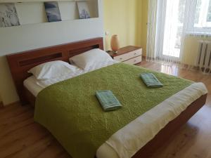 um quarto com uma cama grande com duas toalhas em Aukštaičių apartamentai em Rokiskis