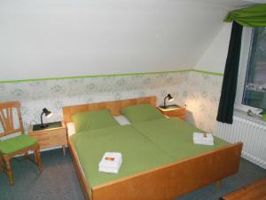 Кровать или кровати в номере Ferienwohnung Ulrike Narjes