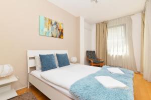 מיטה או מיטות בחדר ב-Quality Point Apartments