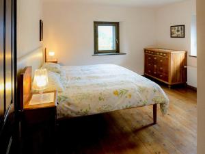 Tempat tidur dalam kamar di Albergo Diffuso Comeglians