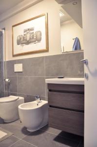 La salle de bains est pourvue de toilettes blanches et d'un lavabo. dans l'établissement Le Dimore di casa Mattei N 10, à Prato