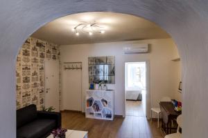 - un salon avec un canapé et une table dans l'établissement Le Dimore di casa Mattei N 10, à Prato