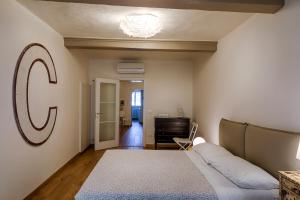 - un salon avec un canapé et une chaise dans l'établissement Le Dimore di casa Mattei N 10, à Prato