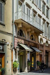 プラートにあるLe Dimore di casa Mattei N 10の建物前の自転車乗り者