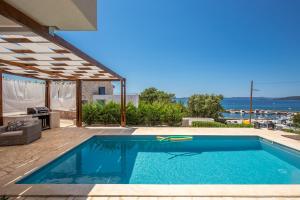 The swimming pool at or close to Villa Gellia