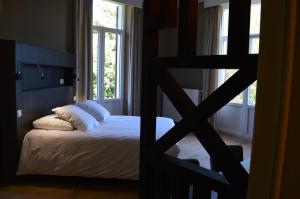 A bed or beds in a room at Hotel La Heid des Pairs