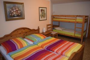 um quarto com uma cama e 2 beliches em Fewo 1 em Freiberg