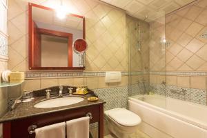 y baño con lavabo, aseo y bañera. en Sirkeci Mansion, en Estambul