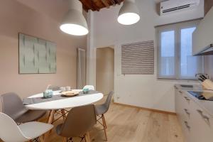 A kitchen or kitchenette at Borgo Apartment by Mamo Florence