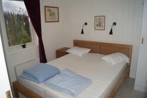 een slaapkamer met een bed met 2 kussens erop bij Brostigen 5, Vemdalsskalet in Vemdalen