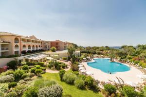 O vedere a piscinei de la sau din apropiere de Résidence Pierre & Vacances Premium Les Calanques des Issambres