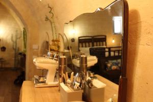 La salle de bains est pourvue d'un lavabo et d'un miroir sur un comptoir. dans l'établissement Casa Linda, à Matera