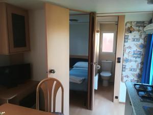 チェルトーザ・ディ・パヴィーアにあるAgri Village Paviaのベッドルーム1室、バスルーム1室が備わる小さな客室です。