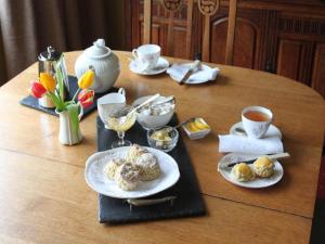Tayburn House في دنكيلد: طاولة مع طبقين من الطعام وأكواب من القهوة