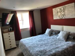 Ένα ή περισσότερα κρεβάτια σε δωμάτιο στο Buckfield Roost 3 bedroom Newlyn, free parking for 2 cars