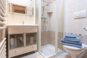 Bathroom sa Holiday Apartments Val Moena