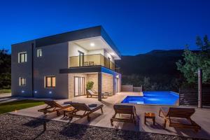 Bazén v ubytovaní Villa Zora -luxurious villa with heated pool, sauna, 4 bedrooms, 10 persons max alebo v jeho blízkosti
