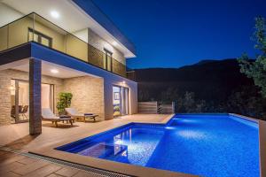 Bazén v ubytovaní Villa Zora -luxurious villa with heated pool, sauna, 4 bedrooms, 10 persons max alebo v jeho blízkosti
