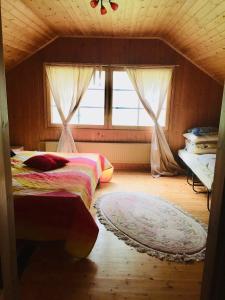 sypialnia z 2 łóżkami i oknem w obiekcie Unien Koti Cottage w mieście Mattila
