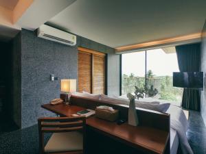 une chambre avec un lit, un bureau et une fenêtre dans l'établissement Varivana Resort Koh Phangan, The Centara Collection, à Thongsala 54 autres photos