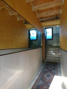 a hallway with two windows and a rug at Alloggi Diamante in Vicenza